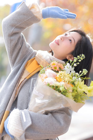 分腿吊起來抽打中間的文案