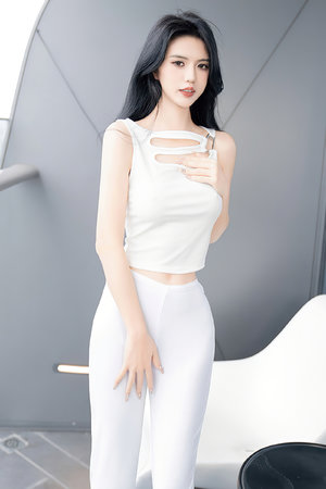 辦公室秘書胸罩太薄胸凸出來