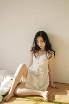 黑色蕾絲透明開叉短裙穿搭