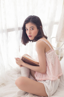 女士穿緊身裸體開襠光滑皮褲