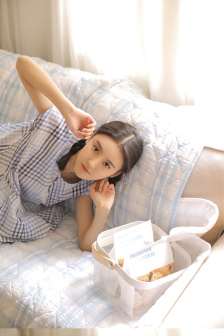 女性裸體下面張開