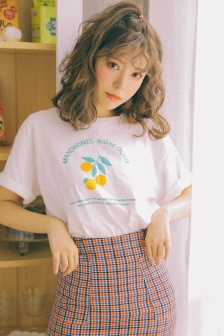 趁她洗澡摸她胸把她C了她