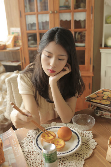 躺床上絲襪老阿姨