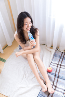 寶貝把內衣脫了把腿抬起來