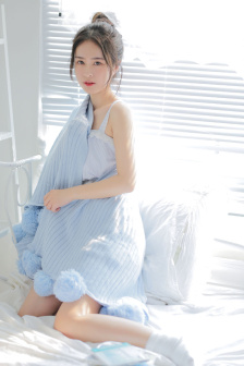 女20歲憋不住尿直接尿褲子