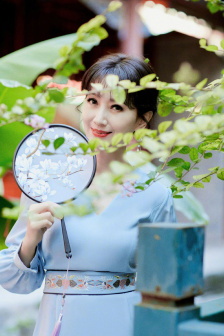 胡秀英夾的緊緊的