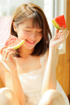 韓國手伸進胸里揉床戲