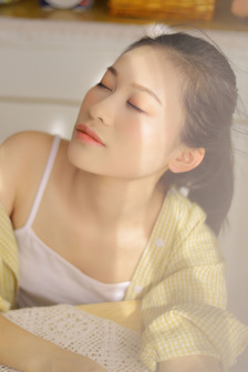 走進懲罰室張開雙腿抽打