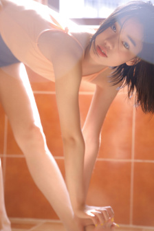 兩個男生互相互摸對方的頭發