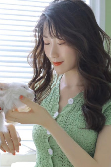 扒開雙腿被兩個男人玩弄