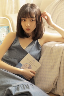 伸進內衣揉捏她的乳尖小說