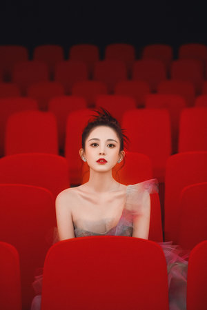 女生緊張向警察求抱