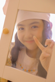 我故意對著床上的小熊做手工圖片